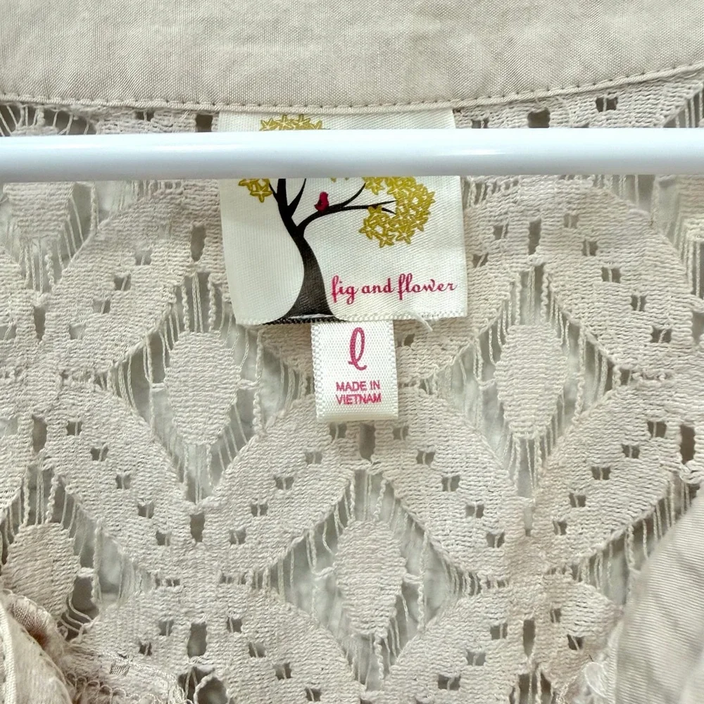 Fig and Flower Beige Lace Crochet 3/4 sleeve Blouse Women’s Size Large - Picture 5 of 10